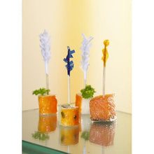 Serviert werden vier mundgerechte Vorspeisen, jeweils aufgespießt mit einem PAPSTAR 1000 Deko-Picker 6,8 cm „Frills“ der PAPSTAR GmbH, mit Fisch und Gemüse, garniert mit Petersilie für eine elegante Präsentation.