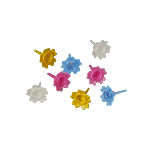 Nouă suporturi colorate pentru lumânările de aniversare PAPSTAR de la PAPSTAR GmbH sunt aranjate pe un fundal alb - o decorațiune ideală pentru tortul de aniversare. Sortate pe culori, disponibile într-o cutie pliantă de 144 de piese.