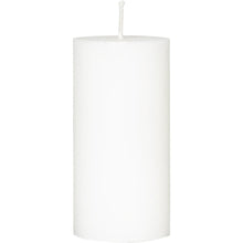 Eine Duni GmbH Stumpenkerze aus Stearin (weiß, 100x50mm) steht aufrecht vor weißem Hintergrund. Die Kerze ist geruchlos, hat einen Docht und bietet bis zu 50 Stunden Brenndauer pro Stück.