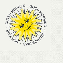 Un soare galben zâmbitor este în centrul șervețelelor din hârtie în 3 straturi, de 24 x 24 cm, ale Duni GmbH. "GOOD MORNING", "BUENOS DIAS", "BONJOUR" și "GUTEN MORGEN" formează un cerc vesel în jurul său. Pachet: 250 de bucăți.