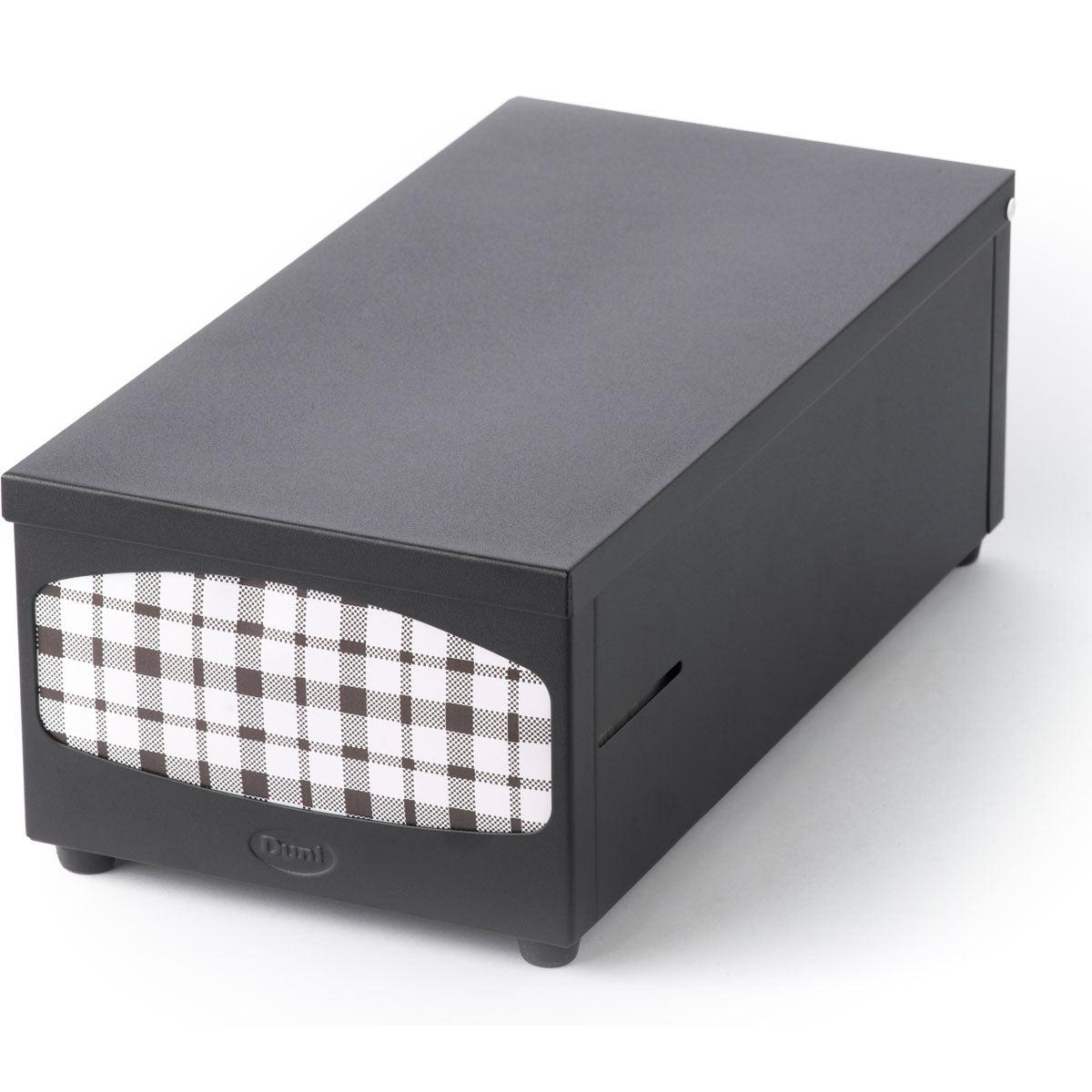 Dispenserul de șervețele Duni GmbH 33er, negru, este un distribuitor de masă dreptunghiular pentru șervețele (1 bucată) cu panou frontal elegant în carouri alb-negru și este prezentat pe un fundal alb.