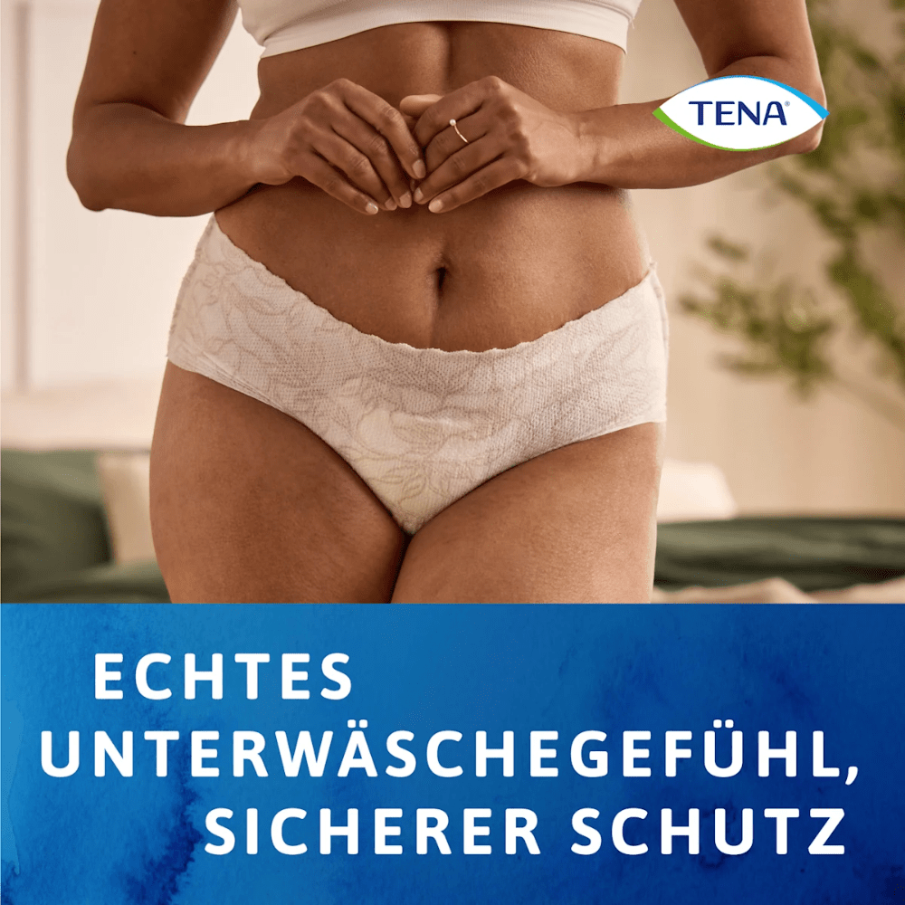 O femeie poartă de la umeri până la mijlocul coapsei TENA Silhouette Plus White Pantaloni pentru incontinență de la TENA – Essity Germany GmbH. Imaginea arată logo-ul TENA și textul în germană: „SENZAȚIE DE LENJERIE ADEVĂRATĂ, PROTECȚIE SIGURĂ” pe un fundal albastru.