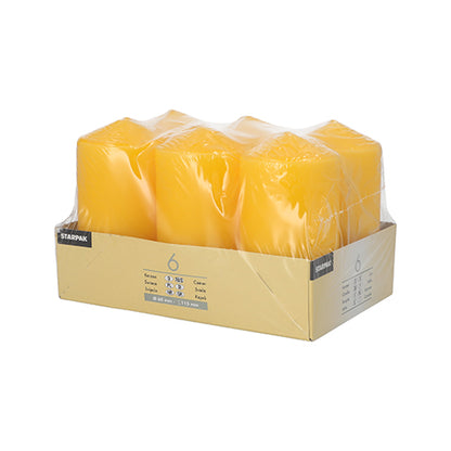 Auf einem beigefarbenen Tablett mit der Aufschrift „Starpak“ befindet sich eine in transparente Plastikfolie eingewickelte Packung mit sechs Starpak 6 Stumpenkerzen Ø 60 mm · 115 mm aus hochwertigem Wachs, die auf einem schlichten weißen Hintergrund präsentiert werden.