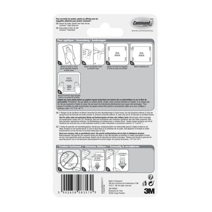 Partea din spate a unui pachet de Command™ Poster-Strips 17024 de la 3M Deutschland GmbH cu instrucțiuni pas cu pas ilustrate pentru fixarea fără reziduuri și fixarea posterelor în mai multe limbi, cu diagrame, cod de bare și branding 3M în dreapta jos.