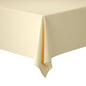 Prim-plan al unui colț de masă dreptunghiular, drapat cu o rolă de față de masă de hârtie Duni GmbH 50x1,18 m (culoare crem). Textura netedă este ideală pentru o decorare elegantă a mesei pe un fundal alb simplu.