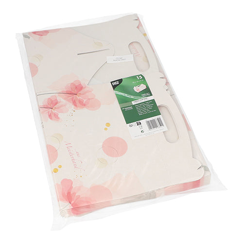 Cutiile de patiserie PAPSTAR 15, carton pătrat roz cu mâner de la PAPSTAR GmbH sunt într-un ambalaj de plastic transparent cu design floral roz-alb, ideale pentru transportul produselor de patiserie și au o etichetă verde-albă cu informații și cod de bare.