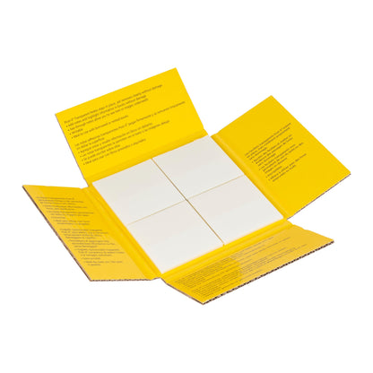Un dosar galben, dreptunghiular, deschis, al 3M Deutschland GmbH arată patru blocuri albe de Post-it® Transparent Notes (73 mm x 73 mm, 36 foi/bloc, 12 blocuri/pachet) cu instrucțiuni negre în interior. Fundalul este alb.