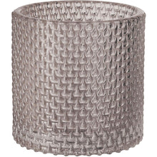 Der Kerzenhalter Calm 80 x 80 mm von Duni GmbH ist ein zylindrischer, klarer Glas-Kerzenhalter mit einem erhabenen Rautenmuster. Seine dicke, robuste Konstruktion macht ihn zu einer stilvollen und langlebigen Ergänzung für jede Einrichtung.