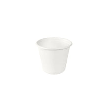Ein kleiner weißer Duni GmbH Dressingbecher 85ml aus Bagasse (65x65x53mm), biologisch abbaubar und kompostierbar, auf weißem Hintergrund; Packung: 150 Stück.