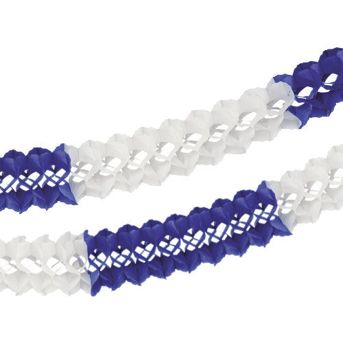 Două PAPSTAR ghirlande de mari dimensiuni (Ø 16 cm, 10 m, ignifuge) în alb și albastru închis/alb de la PAPSTAR GmbH creează un decor elegant în diagonală pe un fundal alb, oferind siguranță suplimentară împotriva incendiilor.