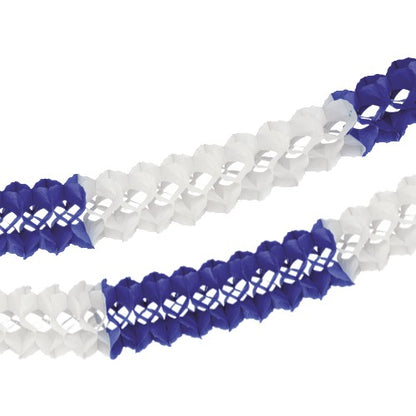 Două PAPSTAR ghirlande de mari dimensiuni (Ø 16 cm, 10 m, ignifuge) în alb și albastru închis/alb de la PAPSTAR GmbH creează un decor elegant în diagonală pe un fundal alb, oferind siguranță suplimentară împotriva incendiilor.