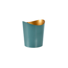 Der Kerzenhalter aus Metall, Ripple Ocean Teal der Duni GmbH setzt mit seinem asymmetrischen Rand und der goldfarbenen Innenseite einen stilvollen Akzent als dekoratives Wohnaccessoire vor einem schlichten weißen Hintergrund.