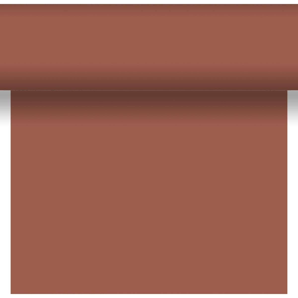 Un Dunicel-Tischläufer Tête-à-Tête 24 m x 0,4 m (20 secțiuni) de la Duni GmbH parțial derulat atârnă în fața unui fundal alb - ideal pentru un decor de masă elegant sau un Tête-à-Tête stilat.