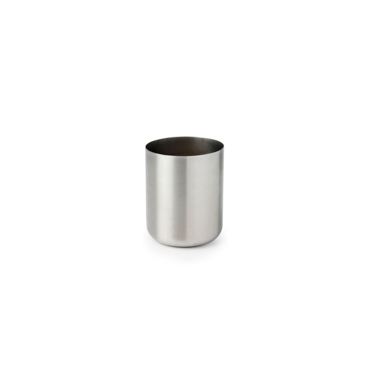 Suportul rotund pentru tacâmuri și șervețele Pond de la Duni GmbH este un accesoriu de masă elegant din oțel inoxidabil cu finisaj periat - ideal pentru decorațiuni moderne de masă. Pachetul conține 1 bucată, ilustrată pe un fundal alb.
