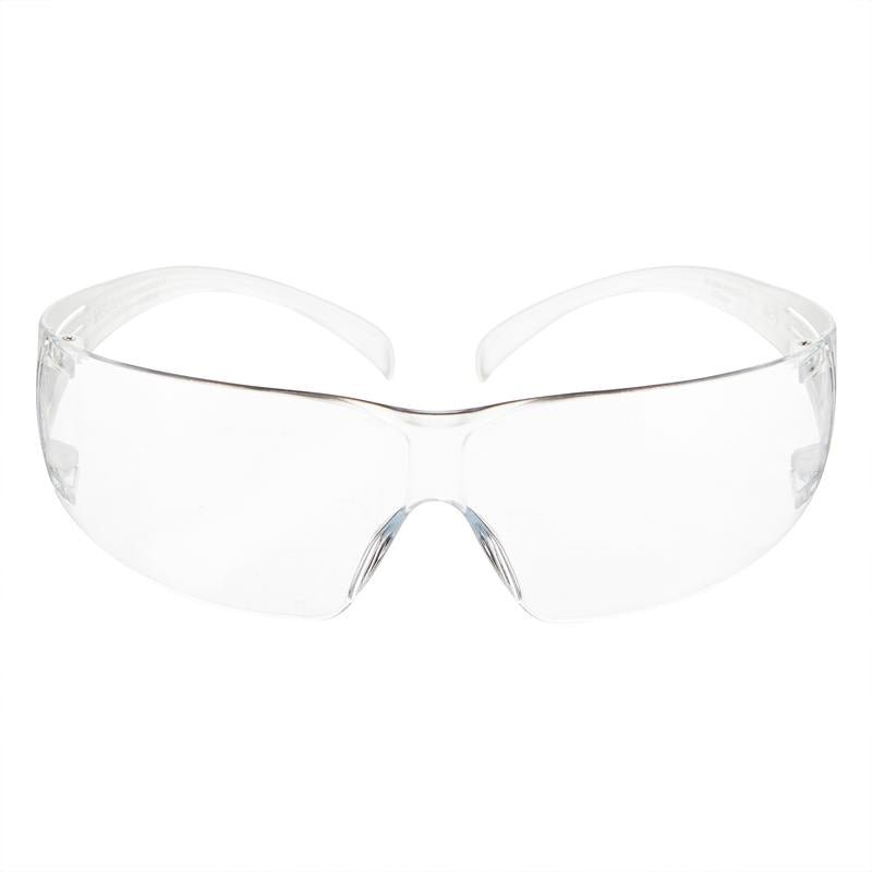 Ochelarii de protecție 3M™ SecureFit™ 200 de la 3M Deutschland GmbH sunt ochelari de protecție clari cu ramă transparentă și lentile transparente, prezentați frontal pe un fundal alb. Dispun de un design înconjurător pentru protecție optimă a ochilor.