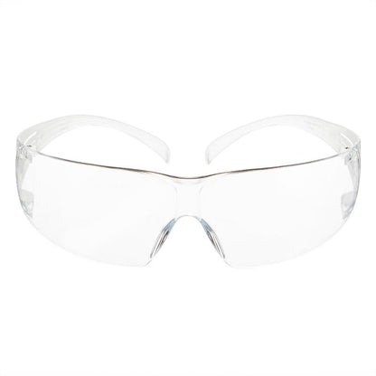 Ochelarii de protecție 3M™ SecureFit™ 200 de la 3M Deutschland GmbH sunt ochelari de protecție clari cu ramă transparentă și lentile transparente, prezentați frontal pe un fundal alb. Dispun de un design înconjurător pentru protecție optimă a ochilor.
