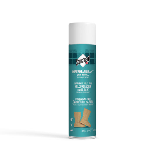 Un spray alb de 400 ml de la 3M Deutschland GmbH Scotchgard™ Spray de impregnare pentru piele de căprioară și nubuc stă vertical pe un fundal alb, eticheta FR/DE/IT arată o imagine cu pantofi din piele de căprioară.