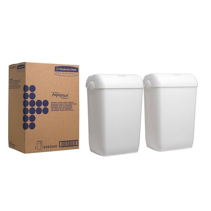 Un carton mare maro cu inscripția "Kimberly-Clark GmbH" conține două coșuri de gunoi albe Aquarius™ din plastic (mijlocii), fiecare cu capac închis, din setul 2 Disposers | Carton (2 coșuri de gunoi).