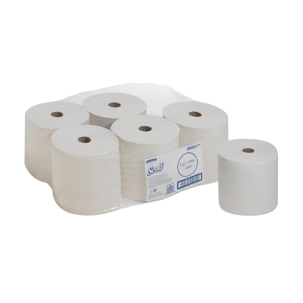 Un pachet cu șase prosoape Scott® PERFORMANCE - rolă / alb de la Kimberly-Clark GmbH - cinci role în plastic transparent, una dintre ele neambalată - pe un fundal alb simplu.