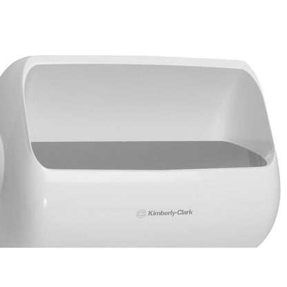 Un prim-plan al două coșuri de gunoi albe Kimberly-Clark Aquarius™ (plastic, mijlocii), dezvoltate pentru o eliminare eficientă a deșeurilor în toaletele publice. Setul conține 2 coșuri de gunoi per carton.