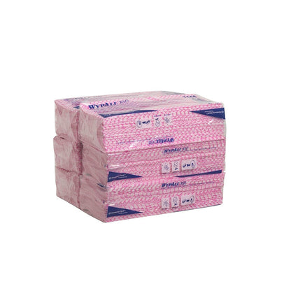 Un teanc de șase pachete de șervețele WypAll® X50 - Interfold (41,80 cm x 24,70 cm) de la Kimberly-Clark GmbH într-un ambalaj din plastic roz cu branding și simboluri clar vizibile pe exterior, pentru curățenie industrială.