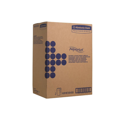 Un carton mare alb din plastic Aquarius™ coș de gunoi (mijlociu) de la Kimberly-Clark GmbH, etichetat cu grafice și detalii albastre, conține 2 coșuri de gunoi per carton.