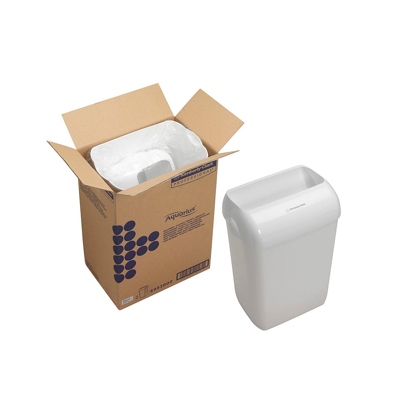 Două coșuri de gunoi Aquarius™ din plastic alb (Kimberly-Clark GmbH) stau în fața unui fundal alb simplu: unul stă lângă un carton deschis, celălalt este parțial în carton și căptușit cu un sac de gunoi transparent.