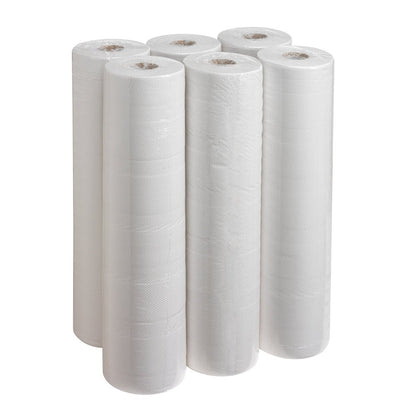 Șase role mari Scott® ESSENTIAL™ - Alb de la Kimberly-Clark GmbH stau vertical în două rânduri pe un fundal alb, ambalate într-un ambalaj de plastic transparent - ideal pentru utilizarea igienică în zonele medicale.