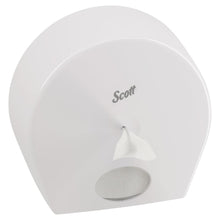 Der Scott® Control™ Toilettenpapierspender (Weiß, Jumbo) von Kimberly-Clark GmbH verfügt über ein durchsichtiges Fenster an der Unterseite, das die Rolle zeigt, und spendet einzelne Blätter hygienisch aus der vorderen Öffnung.