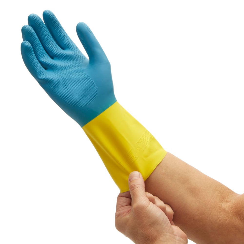 Eine Person zieht einen Kimberly-Clark GmbH KleenGuard® G80 Neopren-Chemikalienschutzhandschuhe - 30 cm, Gelb & Blau an, indem sie den Handschuh über das andere Handgelenk zieht.