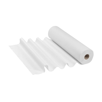 O rolă albă Scott® ESSENTIAL™ de la Kimberly-Clark GmbH, ușor desfășurată la capăt, se află pe o suprafață plană. Aceste role de înaltă calitate, obișnuite în unitățile medicale, sunt prezentate pe un fundal simplu alb.