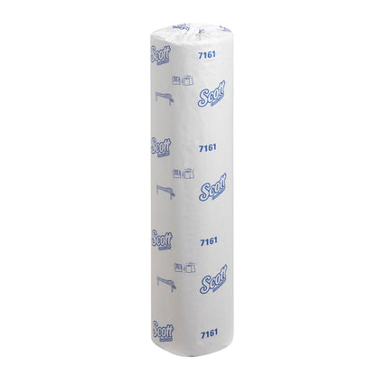 O rolă înaltă și cilindrică Scott® ESSENTIAL™ - Alb de la Kimberly-Clark GmbH, în ambalaj igienic alb cu text și grafică albastră, stă vertical pe un fundal simplu alb, ideală pentru mediile medicale.