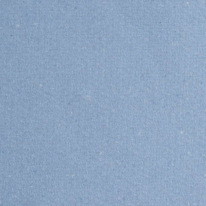 Die Nahaufnahme einer WypAll® L20 Papierwischtuch für Instandhaltungsarbeiten Großrolle von Kimberly-Clark GmbH zeigt die strukturierte blaue Oberfläche mit feinen Fasern und subtilen Farbvariationen, die ihre Qualität für den industriellen Einsatz hervorheben.