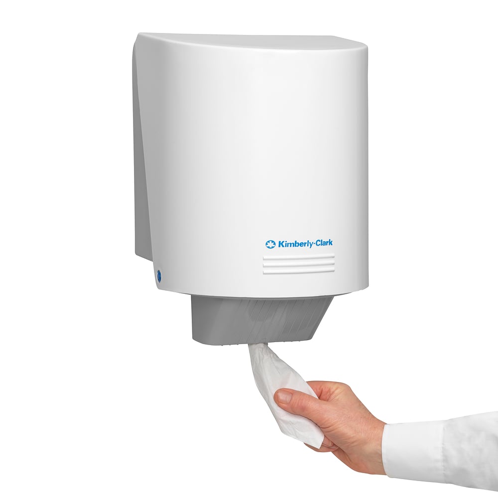 O mână trage un șervețel de hârtie WypAll® L20 pentru lucrări de întreținere de la Kimberly-Clark GmbH dintr-un dozator de perete alb - ideal pentru curățare rapidă sau lucrări de întreținere (6 role x 400 șervețele, alb).