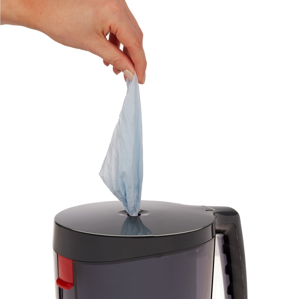 O mână trage un prosop de curățare albastru din deschiderea circulară a dispenserului WypAll® Reach™ Centrefeed - Negru de la Kimberly-Clark GmbH, asigurând extragerea igienică a hârtiei din recipientul negru cu mâner.