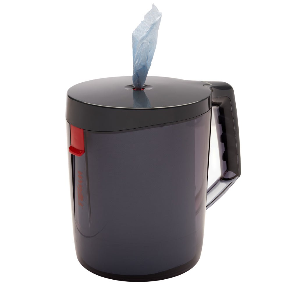 Dispenserul WypAll® Reach™ Centrefeed de la Kimberly-Clark GmbH în negru distribuie prosoape albastre individuale de sus, având un mâner, un capac și un mecanism de blocare roșu pentru extragerea igienică a hârtiei.