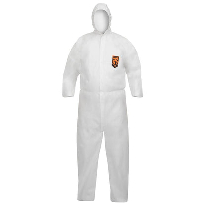 Costumul de protecție KleenGuard® KGA10 de la Kimberly-Clark GmbH este un costum alb, respirabil, împotriva particulelor, cu glugă și logo portocaliu-negru pe pieptul stâng; acoperă întregul corp și este ilustrat pe un fundal neutru.