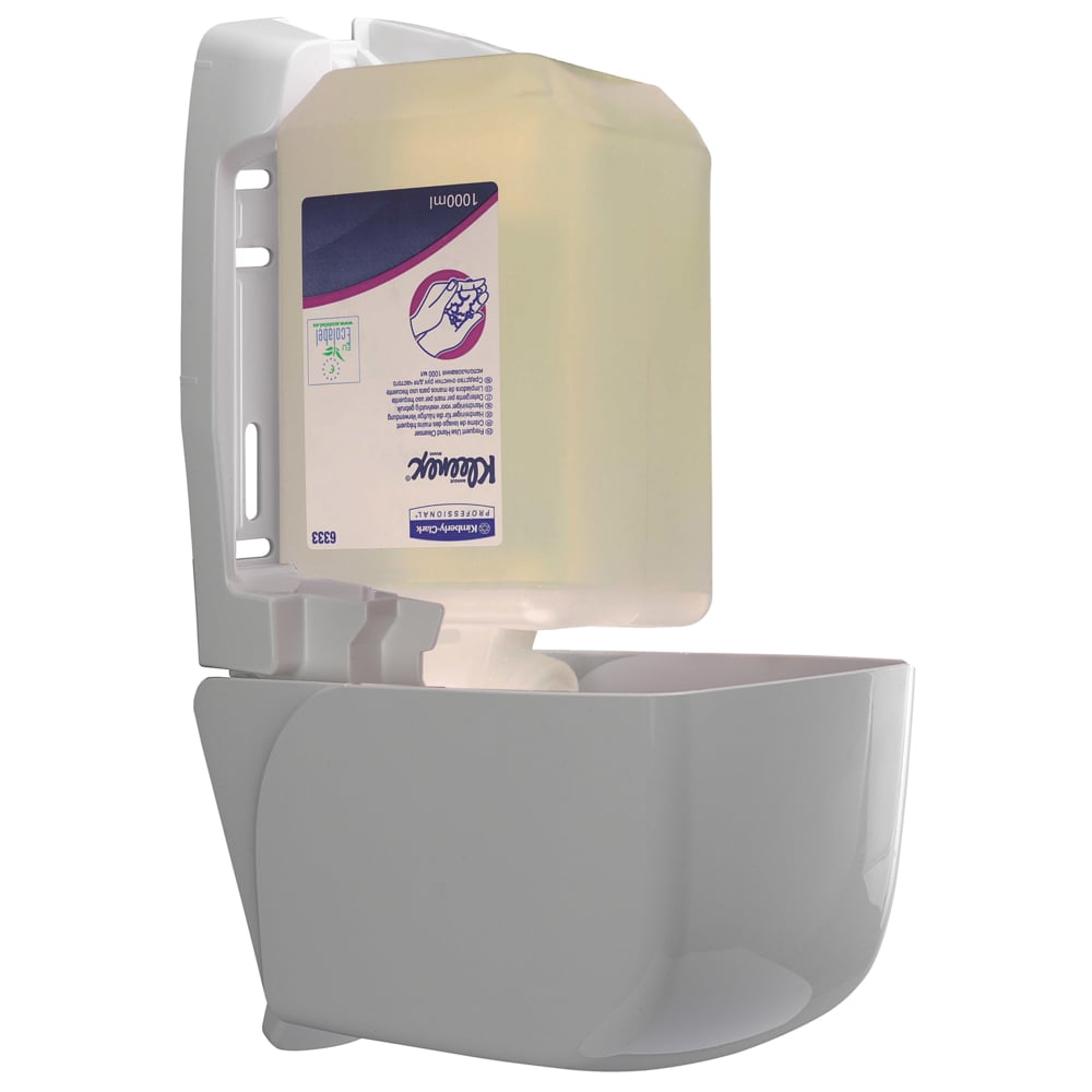 Un distribuitor de săpun montat pe perete, alb, cu capac deschis, arată un cartuș transparent de 1 L de loțiune de spălat delicată Kleenex® de la Kimberly-Clark GmbH cu inscripție clară pentru curățarea eficientă a mâinilor. Cutia conține 6 cartușe.