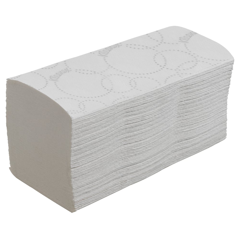 Ein Stapel Kleenex® Falthandtücher Interfold, weiß mit dezenter Prägung, von Kimberly-Clark GmbH - 15 Clips x 186 Blatt pro Karton - leicht angewinkelt auf einem schlichten weißen Hintergrund dargestellt.