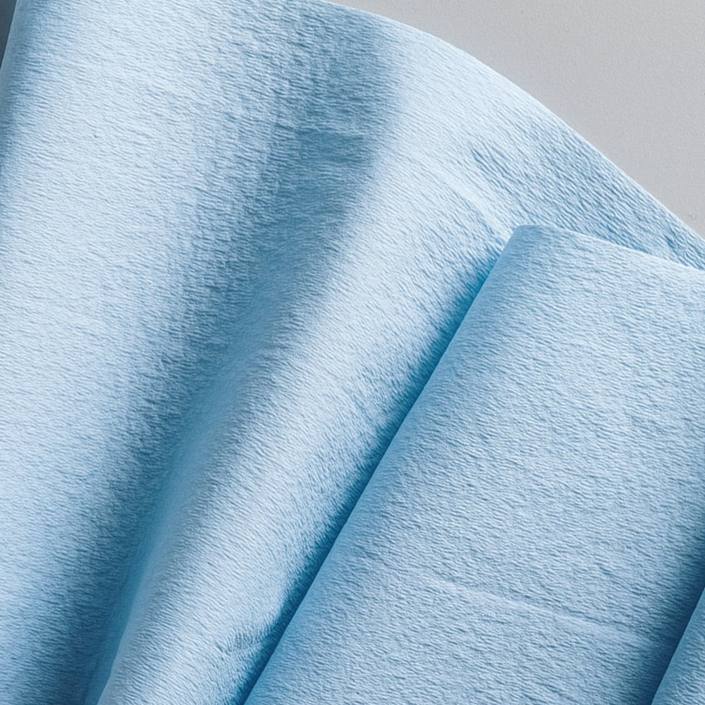 O prim-plan cu șervețelul de hârtie WypAll® L20 albastru de la Kimberly-Clark GmbH, rolă mare cu 500 de șervețele și pliat pentru acces ușor - perfect pentru lucrări de întreținere, prezentat pe un fundal neutru.