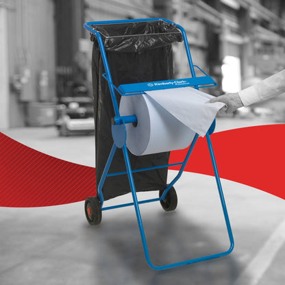 O persoană scoate un șervețel de hârtie WypAll® L20 pentru întreținere - rolă mare / albastră de la Kimberly-Clark GmbH dintr-un distribuitor albastru într-un mediu industrial, cu logo-ul Kawasaki Robotics și un sac de gunoi negru în apropiere.