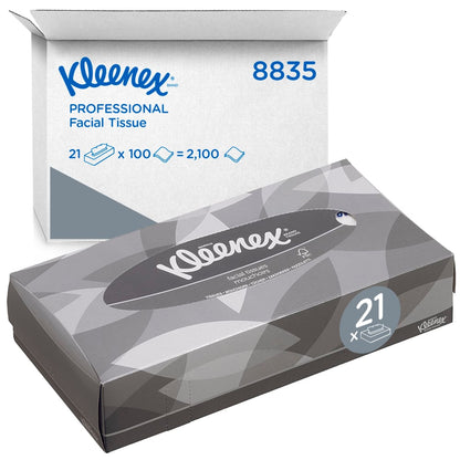 Abgebildet ist eine rechteckige Schachtel Kleenex® Kosmetiktücher - Standard / Weiß der Kimberly-Clark GmbH mit ihrem Versandkarton. Jeder Karton enthält 21 Packungen mit 100 Tüchern, ideal für Make-up-Entfernung oder Gesichtsreinigung (insgesamt 2.100 Tücher).