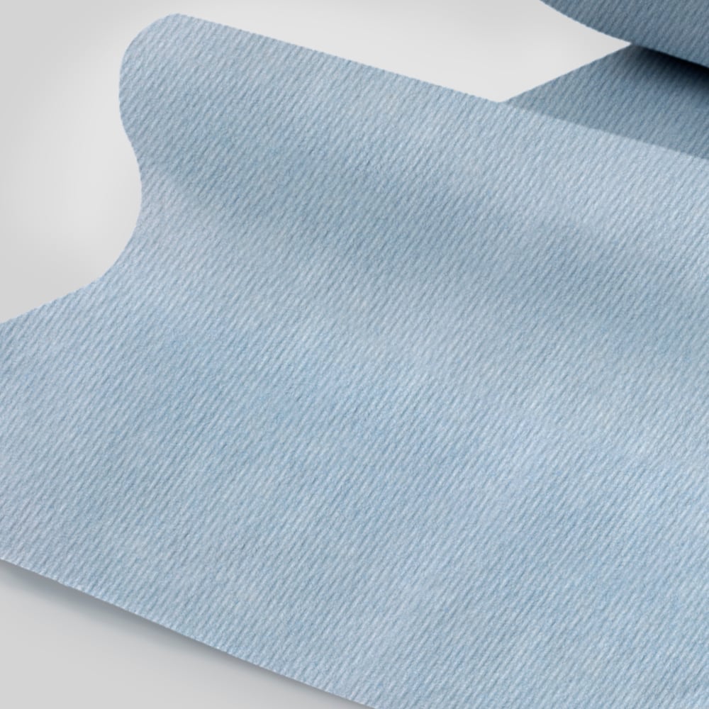 Un prim-plan al șervețelului de hârtie pentru suprafețe WypAll® L10 - rolă mare (38,00 cm x 23,50 cm) de la Kimberly-Clark GmbH, albastru deschis cu o structură discretă de dungi diagonale, parțial derulat pe o suprafață plană.
