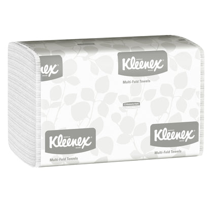 Ein Stapel Kleenex® Handtücher - MultiFold in weiß, verpackt von Kimberly-Clark GmbH (16 Packungen x 150 Blatt), mit blattgemusterter Markenverpackung mit der Aufschrift "Multi-Fold Towels" - perfekt für Waschräume.
