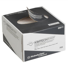 În imagine este prezentată o cutie de șervețele de precizie Kimtech® Science de la Kimberly-Clark GmbH, de culoare alb-gri (dimensiune mică, 30 de cutii x 286 de șervețele), cu un șervețel parțial scos, pe care sunt imprimate marca comercială și informațiile despre produs.