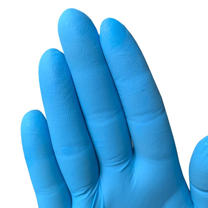Nahaufnahme einer Hand mit Kimberly-Clark GmbH KleenGuard® G10 2PRO Blaue Nitril-Handschuhe (23cm, beidhändig), bekannt für Chemikalienbeständigkeit, mit der Handfläche nach vorne und gespreizten Fingern, auf weißem Hintergrund.