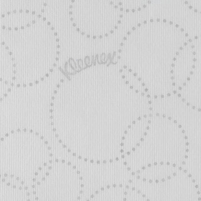 Un prim-plan al unui șervețel de hârtie alb Kleenex® Ultra™ MultiFold de la Kimberly-Clark GmbH arată un model circular gri deschis, punctat, un branding discret „Kleenex” între puncte și o textură ușor ondulată.