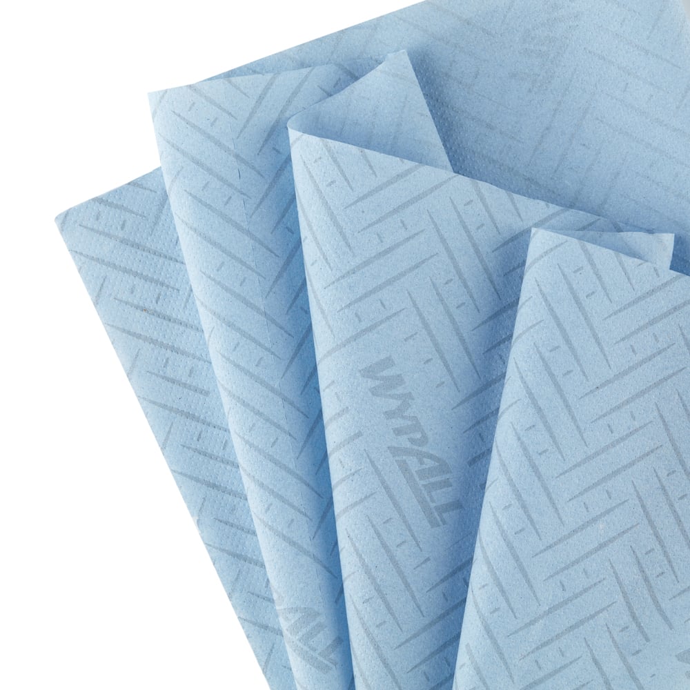 Șase role de șervețele igienice albastre WypAll® L10 cu bandă mediană de la Kimberly-Clark GmbH (fiecare cu 630 de foi) sunt ideale pentru curățarea sigură a alimentelor sau pentru ștergerea eficientă a benzilor mediane, perfecte pentru utilizarea în bucătării și zone sensibile la igienă.