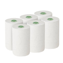 Sechs Kimberly-Clark Kleenex® E-roll Slimroll™ weiße 1-lagige Rollenhandtücher (6x135m) mit grünem Kartonkern sind in zwei Dreierreihen auf einem einfarbig weißen Hintergrund angeordnet.