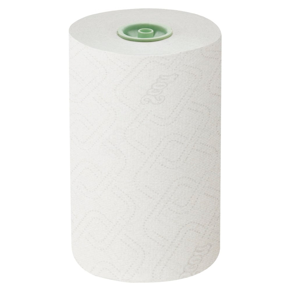 Ein einzelnes Scott® Essential™ Slimroll™ weißes Rollenhandtuch (1-lagig, geometrisches Muster, grüner Kern) von Kimberly-Clark GmbH steht aufrecht auf einem einfarbig weißen Hintergrund.